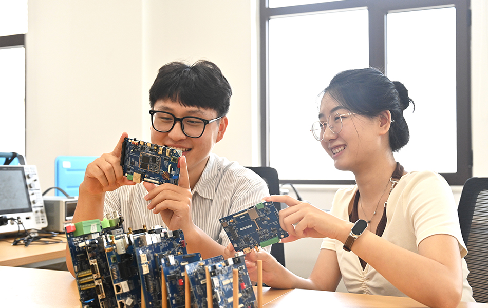 和其他工程師一起交流學(xué)習(xí)